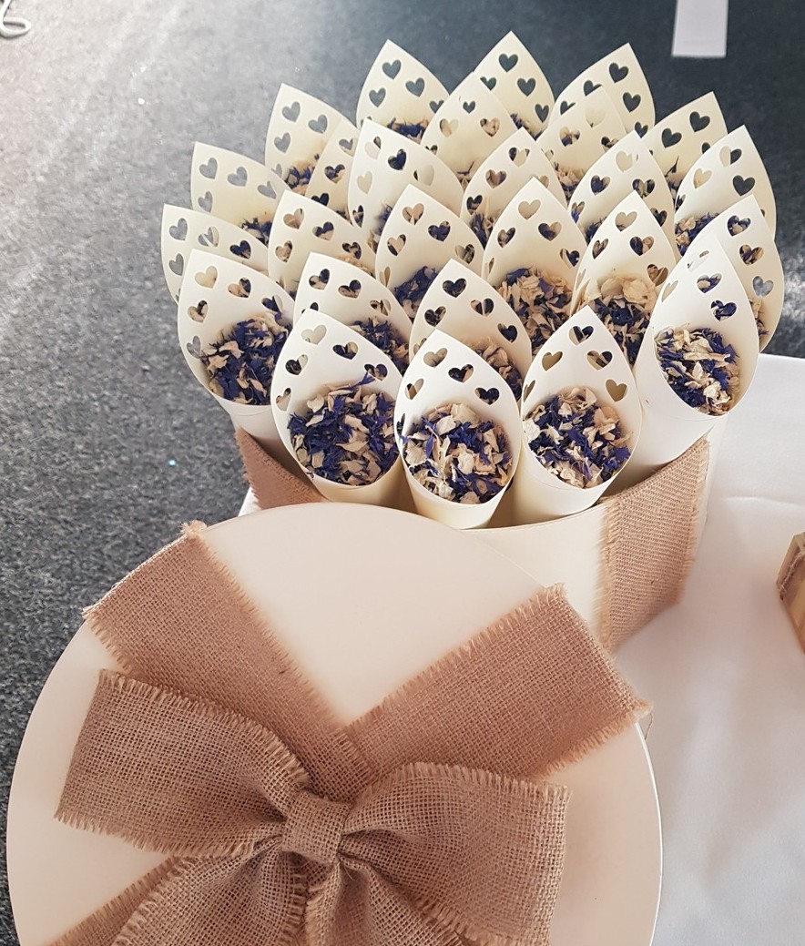 26 BEAUTIFUL HEART WEDDING CONES IN A CREAM HAT BOX 26 BEAUTIFUL HEART WEDDING CONES IN A CREAM HAT BOX